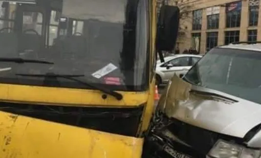 У центрі Луцька сталася ДТП за участі мікроавтобуса та маршрутки (фото, відео)