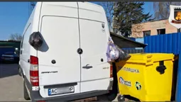 У Луцьку розлючені на водія мешканці навішали пакети зі сміттям йому на бус (фото)