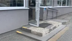 У Луцьку керівнику відділення «Ощадбанку» влетить за розвалені сходи (фото)