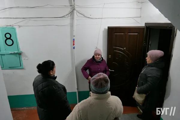 На Волині жінку через суд виселили з квартири за пиятику та дебош: вона спить під під'їздом (фото)