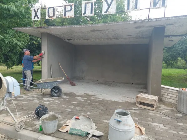 У селі під Луцьком обшарпану зупинку перетворили в арт-об'єкт (фото)