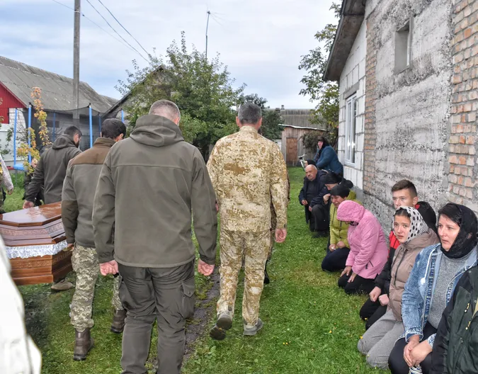 Йому було всього 27: волиняни на колінах прощалися з молодим захисником України (фото, відео)