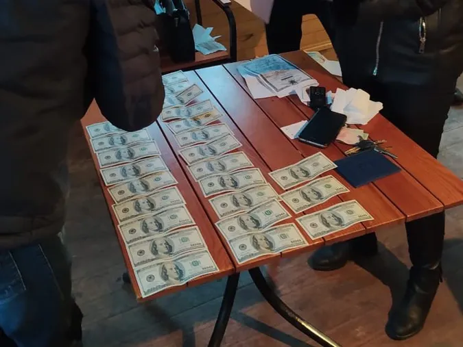 На Волині посадовець з Держгеокадастру «погорів» на хабарі у 3700 доларів (фото)