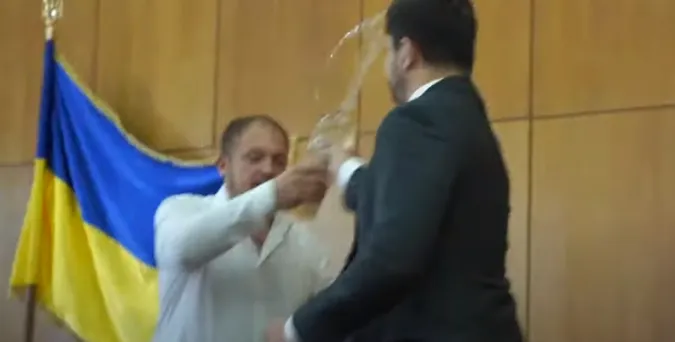 Мер на засіданні міськради облив нардепа водою з пляшки (відео)