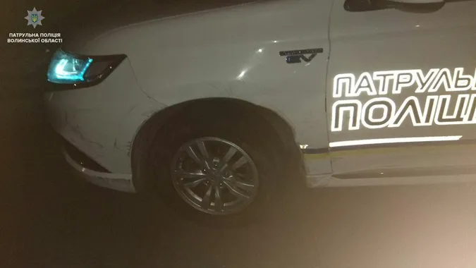 Нічна погоня й ДТП: у Луцьку п'яний водій в'їхав у авто патрульних (фото, відео)