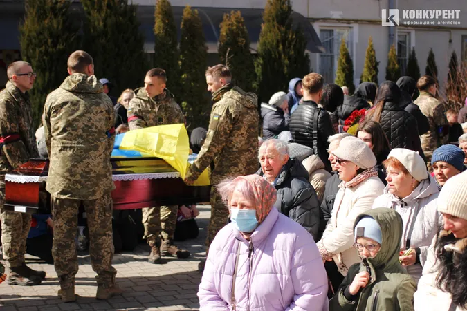 Зі сльозами та на колінах: Луцьк попрощався з трьома своїми Героями (фото, відео)