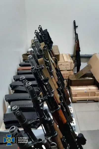 У Києві добробат незаконно створив арсенал: вилучили 60 автоматів (фото)