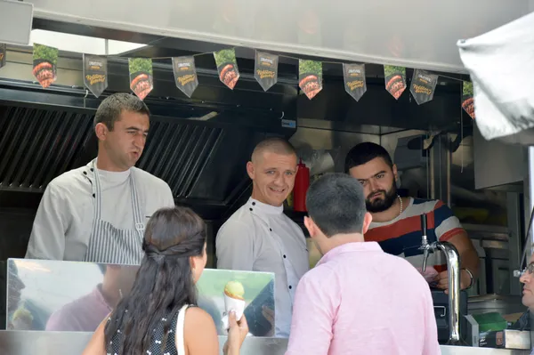 В парку працювала зона стріт-фуду...