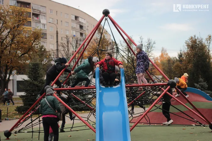 Показові виступи та сотні дітей: як у Луцьку відкривали урбан-парк (фото)
