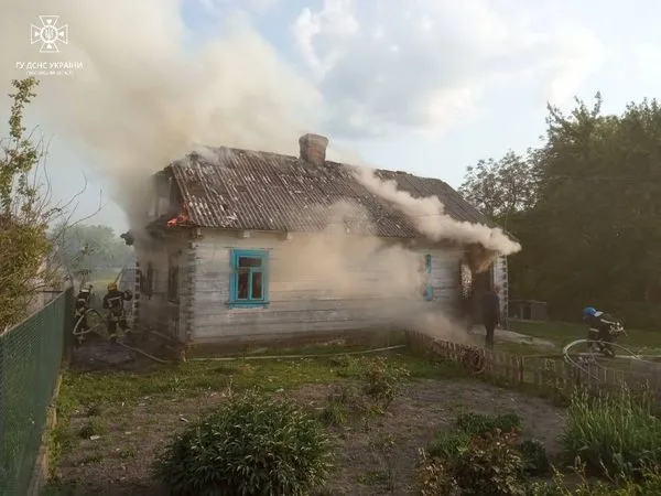 Коротке замикання: на Ковельщині горів дерев'яний будинок (фото)