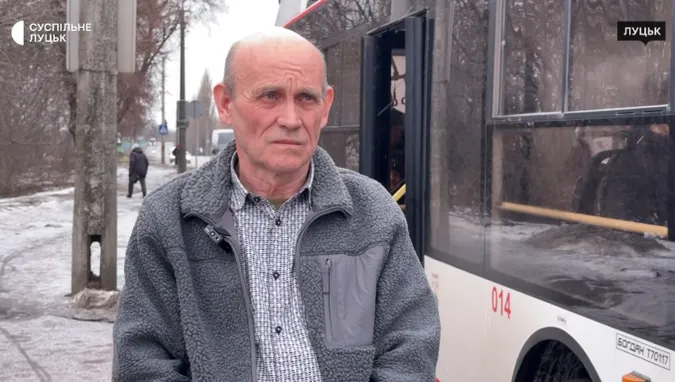 У Луцьку водій тролейбуса щодня зупиняє рух на хвилину мовчання (відео)