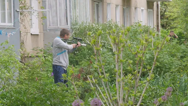 Гарчать і кусають: у Луцьку в одному з дворів собаки не дають спокою місцевим мешканцям (відео)