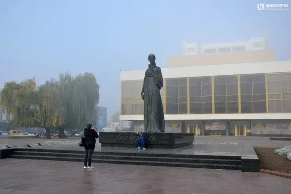 Ранковий Луцьк у тумані (фото)