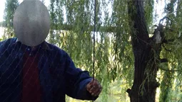 Чоловік у луцькому парку сіткою ловив рибу  (ФОТО)