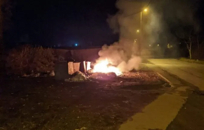 У місті на Волині невідомі підпалили сміттєві баки (фото)