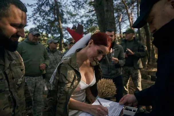 Снайперка Євгенія Емеральд вийшла заміж на передовій і показала зворушливі фото з весілля