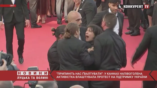 У Каннах оголена активістка закликала припинити ґвалтувати українських жінок (відео)