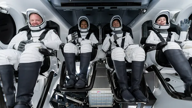 Туристи місії SpaceX успішно повернулися на Землю (відео)