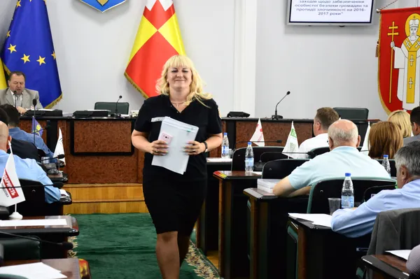 Юлія Сиротинська влаштувала фірмове «дефіле», задоволено посміхаючись
