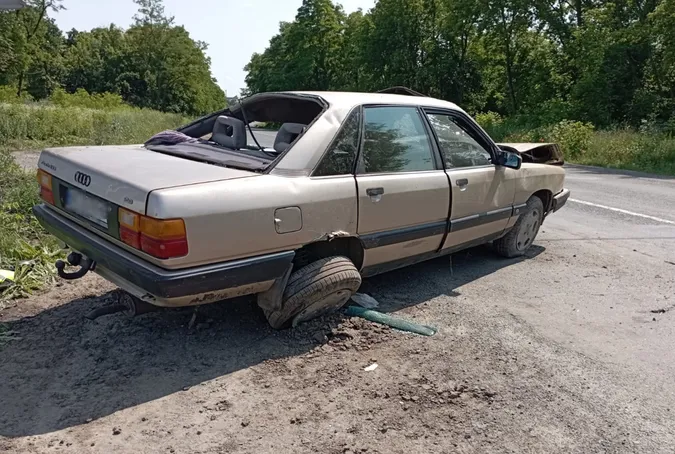 Під Луцьком Audi злетіла у кювет і перекинулась – двоє постраждалих (фото)