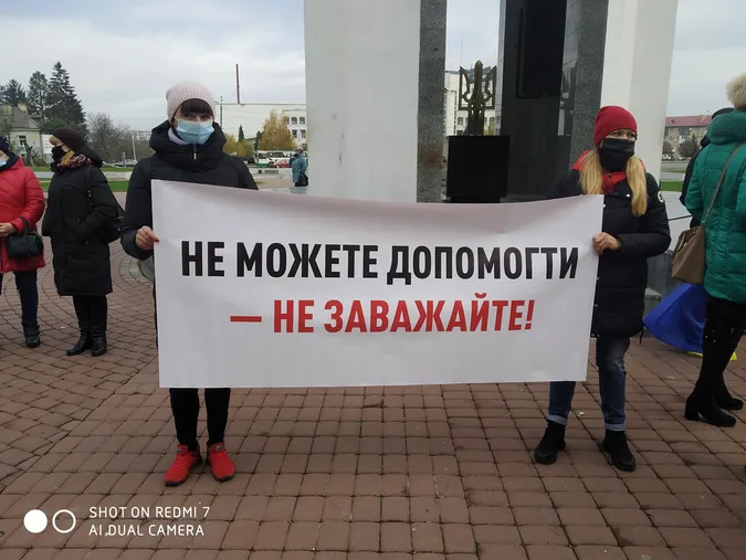 У Луцьку під будівлею ОДА знову протестують підприємці (фото)