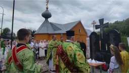 У Луцьку освятили пам’ятну стелу з іменами убитих жителів сіл Черничі та Кічкарівка (відео)