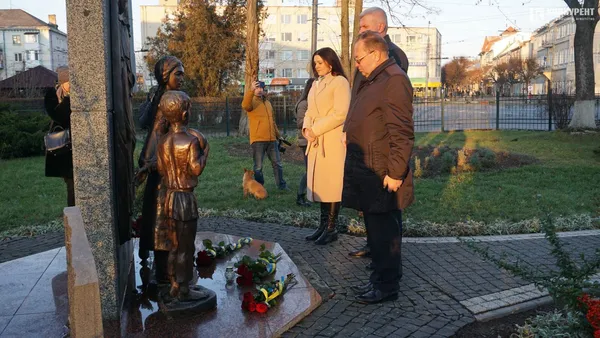 У Луцьку вшанували пам'ять жертв Голодомору (фото, відео)