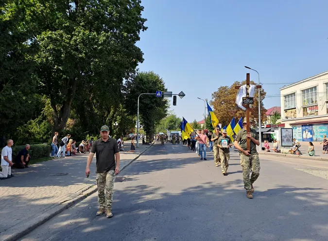 Лишилося двоє синів: у Ковелі попрощалися з матросом Володимиром Гузем (фото)