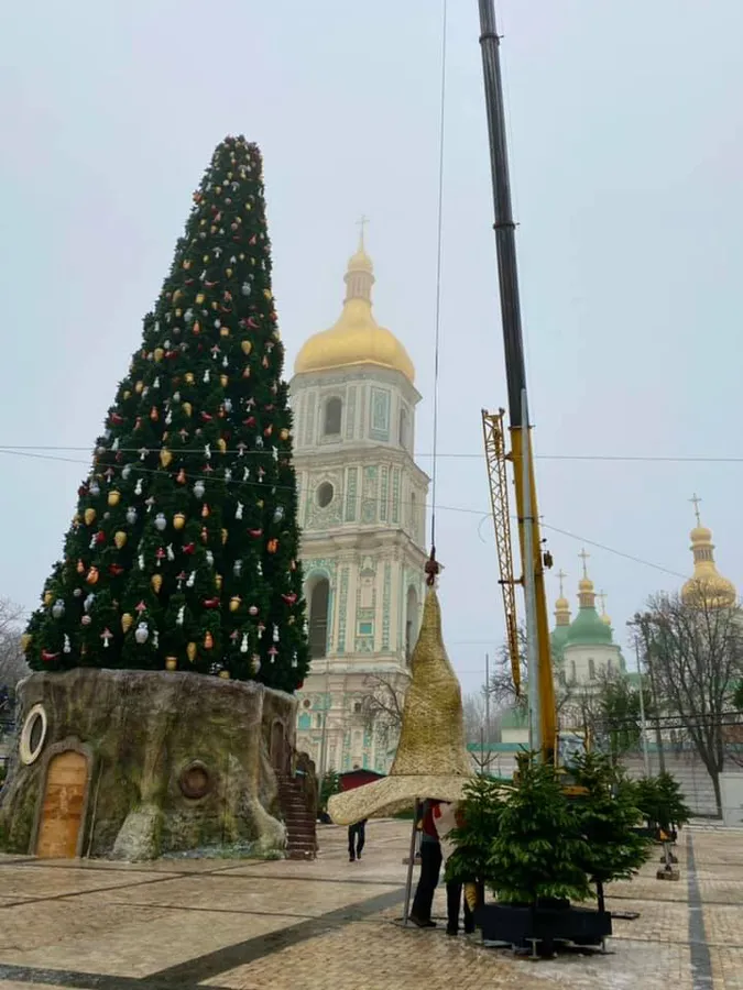 Скандальний капелюх із головної ялинки зняли (фотофакт)