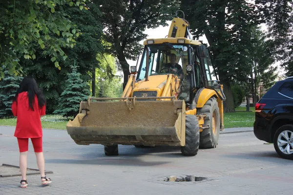 Відкриють у вересні: що коїться на перекритому проспекті Волі у Луцьку (фото)