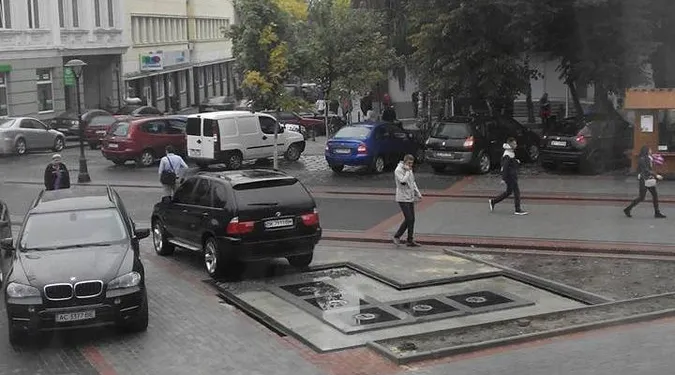 Назвали шляхи вирішення проблеми з парковками біля візового центру Луцька