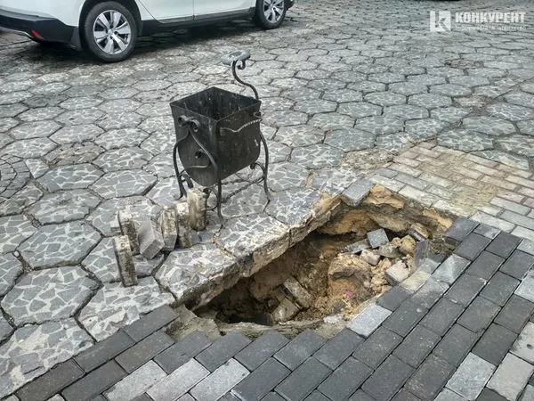 У Луцьку на Лесі Українки провалилося авто (ФОТО, ОНОВЛЕНО)