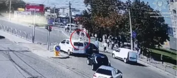 У Луцьку водій BMW наїхав на пішохода та втік з місця ДТП (відео)