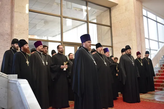 До Волинської ОДА прийшли священники «Московського» патріархату (фото)