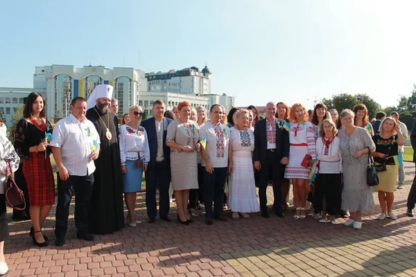 Патріотичний Facebook: волиняни діляться вишиванками і прапорами (фото)
