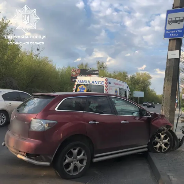 У Луцьку «мазда» влетіла в електроопору: водій був п’яний (фото)