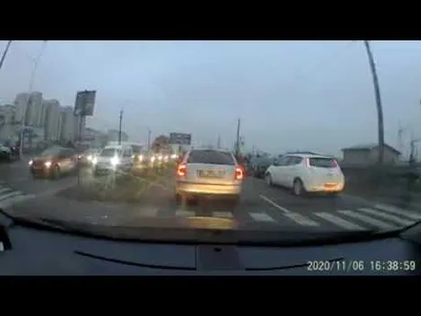 На Карпенка-Карого в Луцьку авто збило двох школярок? (відео)