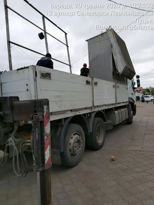 У Луцьку зі Старого ринку продовжують добровільно з’їжджати підприємці (фото)