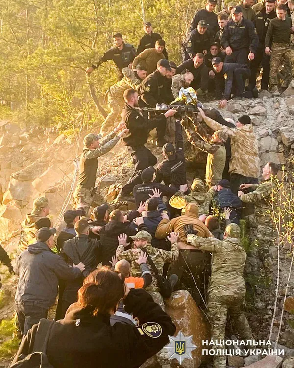 На Рівненщині майже добу шукали хлопчика, який впав у кар'єр