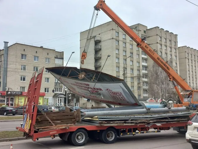 У Луцьку демонтують рекламні борди на проспекті Соборності (фото)