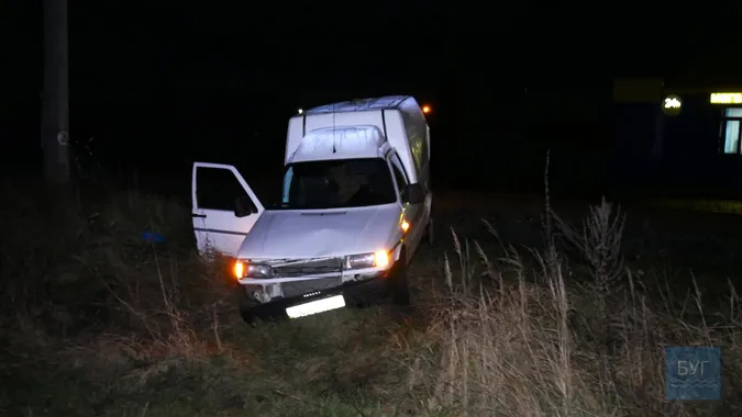 У П’ятиднях автомобіль застряг на колії та потрапив під поїзд (фото, відео)