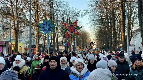 Понад тисяча учасників та різдвяні зірки: у Нововолинську вперше відбулася Хода звіздарів (фото)
