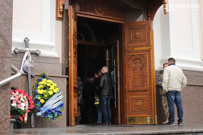У Луцьку на колінах попрощалися зі ще одним загиблим Героєм (фото)