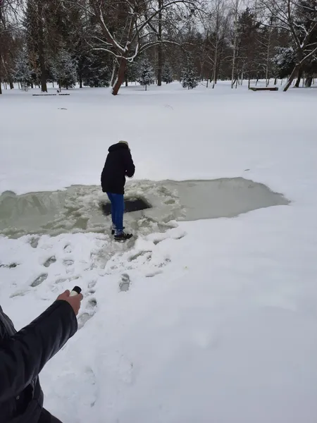 У Луцьку прорубали ополонки й взяли проби води, аби не задихнулася риба (фото)
