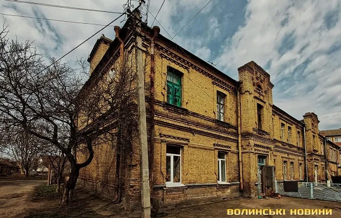 Закутки Луцька: там, де досі палять грубки дровами (фото)