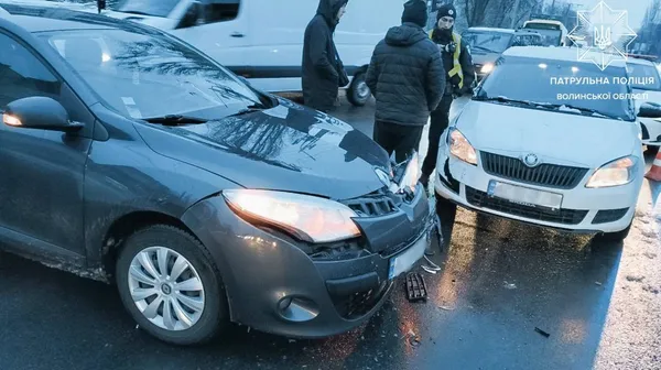 У Луцьку п'яний на «шкоді» проїхав на червоне й врізався в «рено» (фото)
