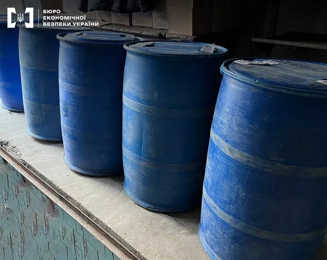 У Луцьку в гаражі знайшли тонни спирту та сотні літрів «лівого» алкоголю (фото)
