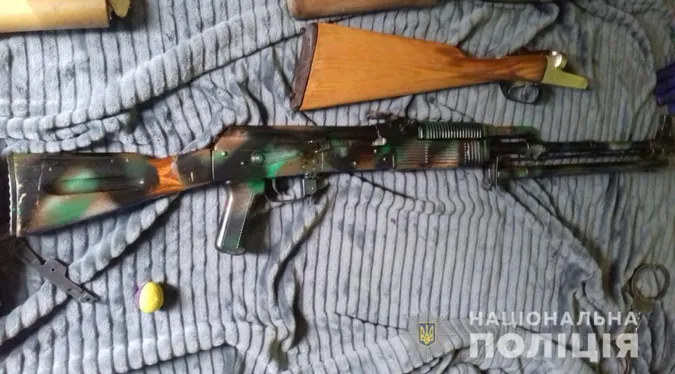 Повний «фарш»: на Волині затримали «BМW» зі зброєю, набоями і бурштином (фото)