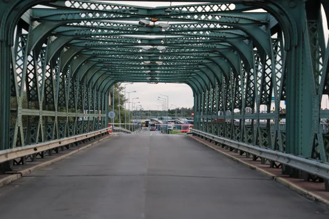 «Ягодин-Дорогуськ»: водіів попереджають про уповільнення пропуску вантажівок