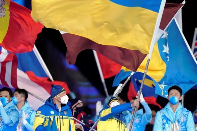 У Китаї українським паралімпійцям наказали зняти маски зі словом «мир»